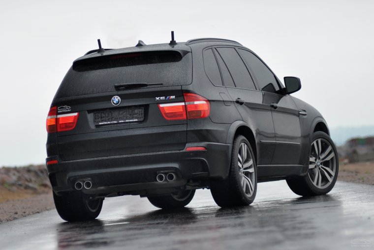 BMW x5 e70 черный сзади