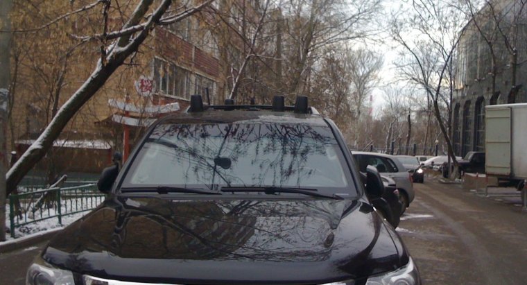 Черные антенны на крыше автомобиля