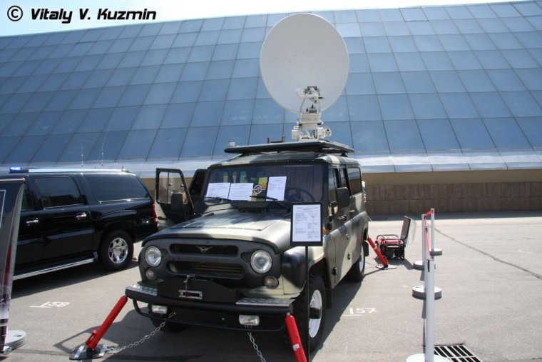 Военный УАЗ-452 со спутниковой антенной