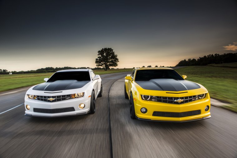 Шевроле желтая спортивная Camaro 1le