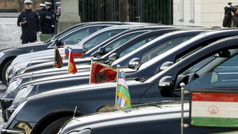 Посольские машины