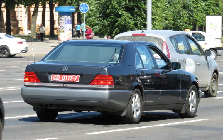 W140 на дипломатических номерах