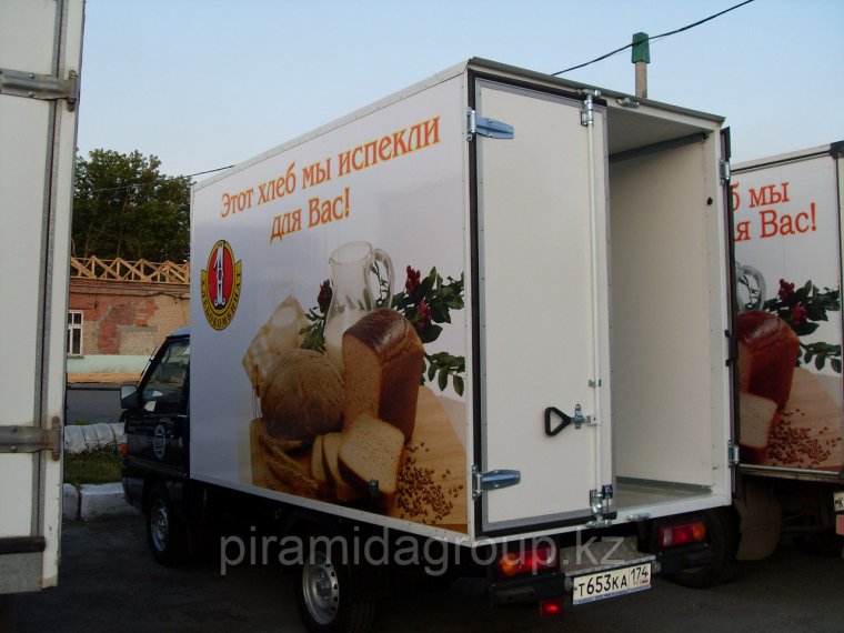 Реклама пекарни на автомобиль