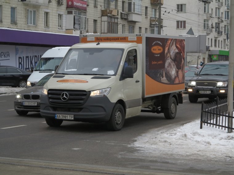 Грузовик Мерседес типа хлебного