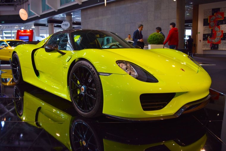 Porsche 918 Spyder кислотно-зеленый