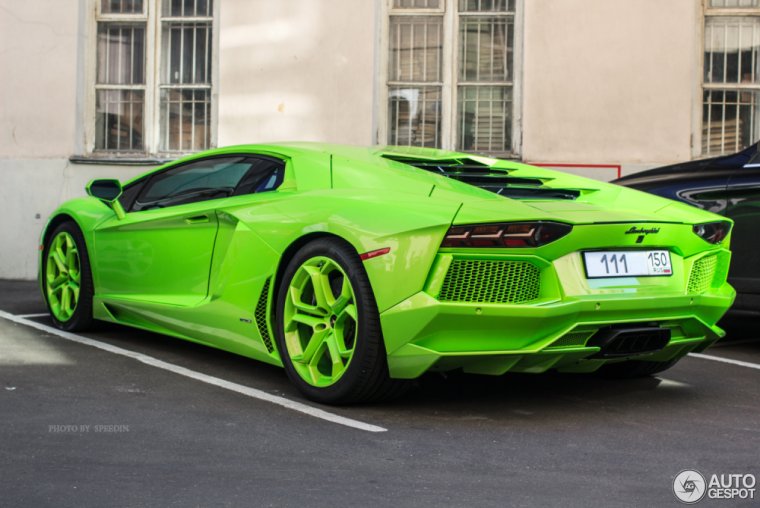 Зеленая Lamborghini Aventador LP 700