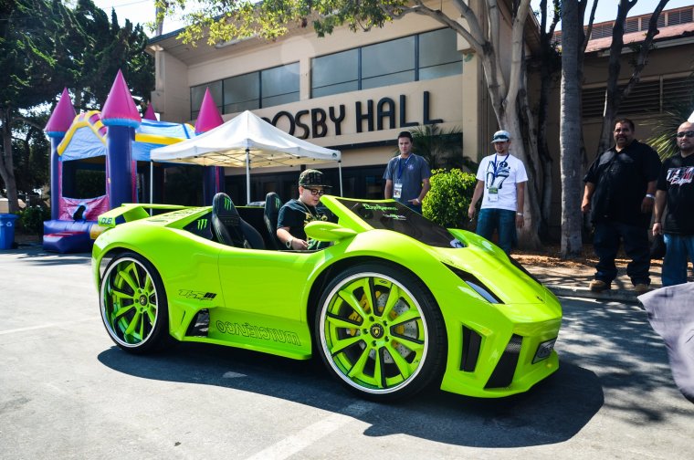 Машины ядовито зеленого цвета