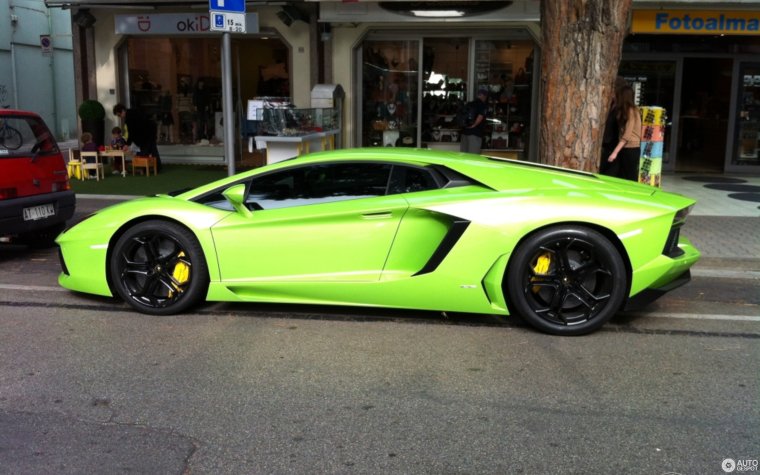 Ламборджини кислотного цвета
