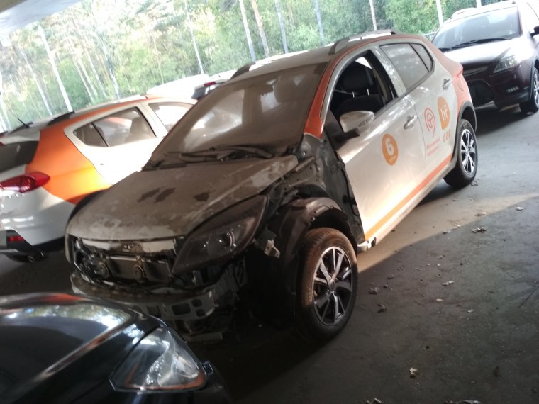 Стоянка разбитых машин каршеринг