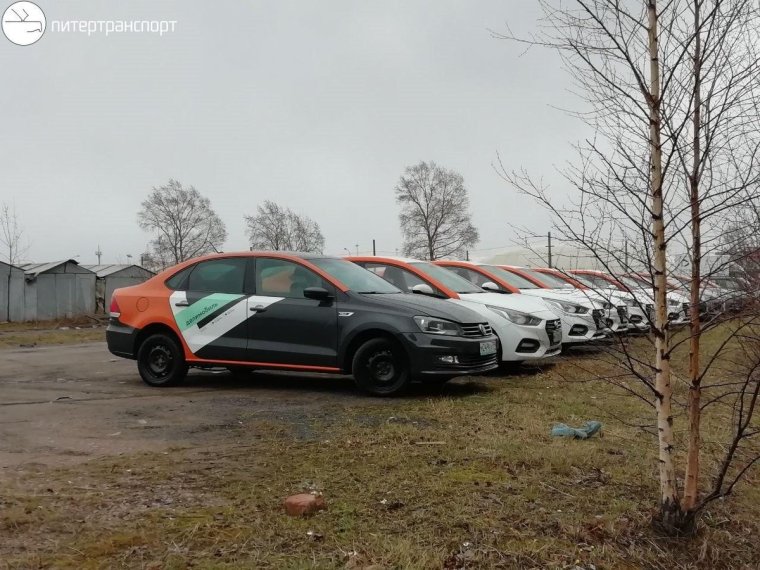 Много автомобилей на стоянке