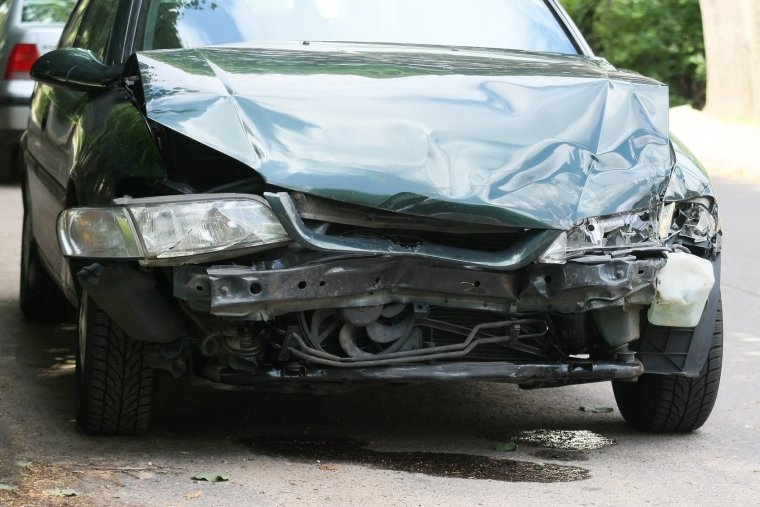 Разбитая машина на стоянке