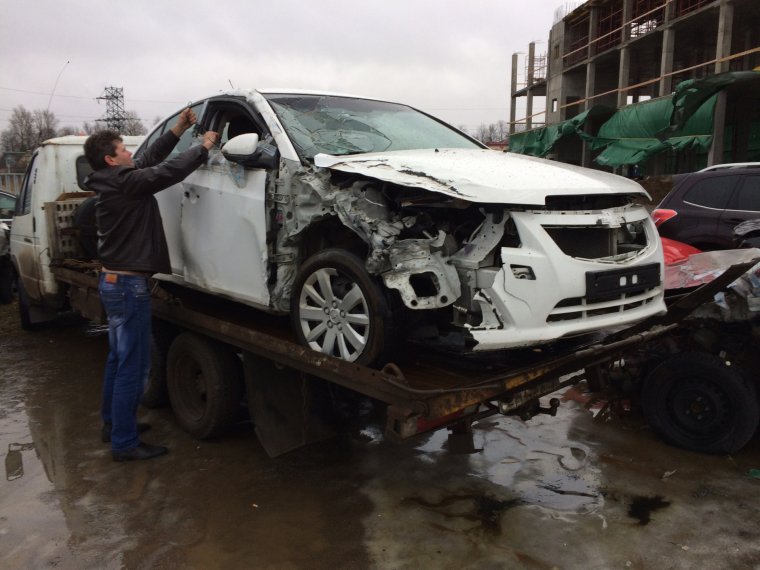 Авто битое на парковке