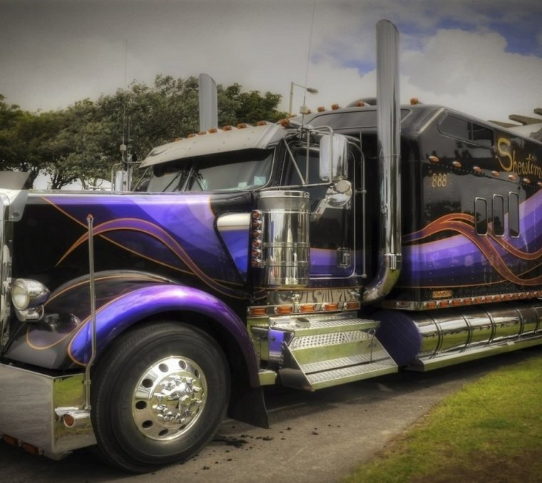 Разбитые грузовые машины