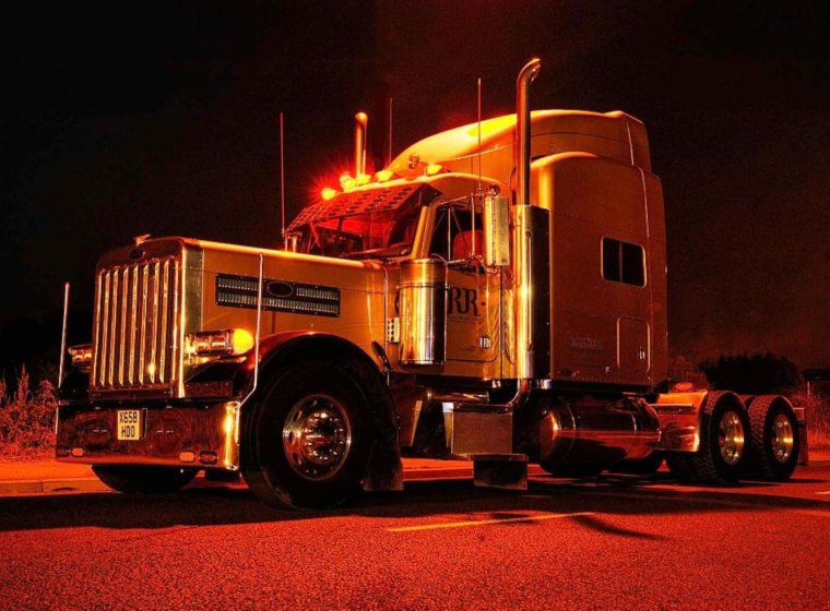 Старые сломанные Грузовики