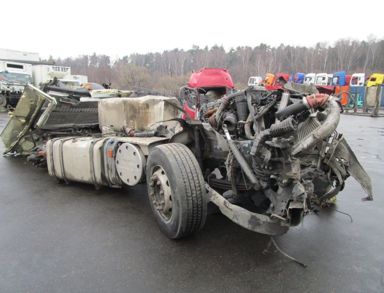 Битый Грузовики тягачи