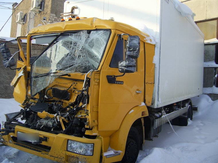 Разбитый самосвал Скания