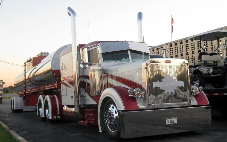 Разбитая грузовая машина