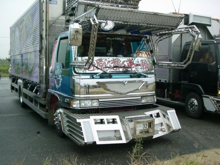 Тягач Мерседес 2020 зеленый