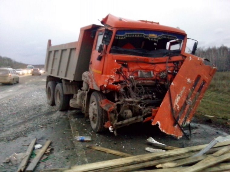 Разбитые грузовые машины