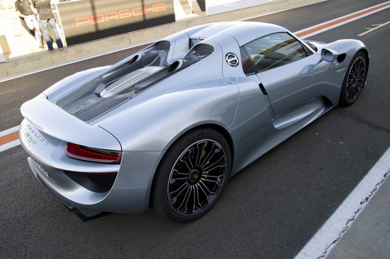 Машина Porsche 918 Spyder