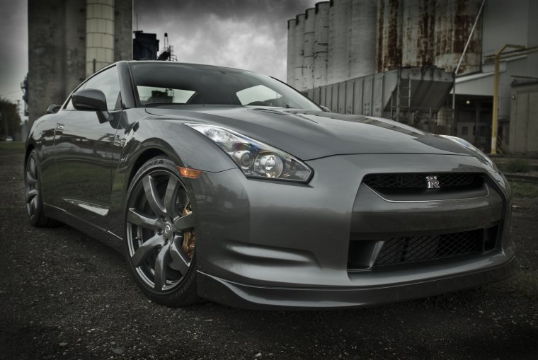 Ниссан ГТР серого цвета