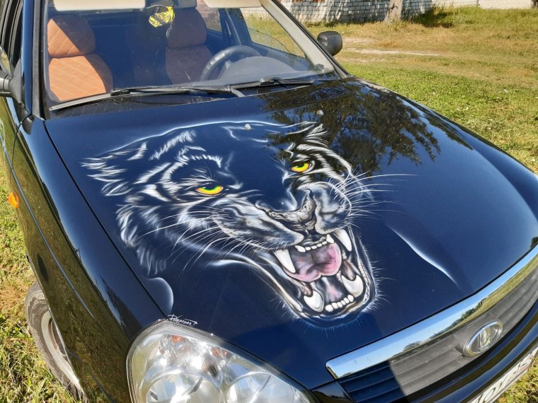 Черно белая аэрография на авто