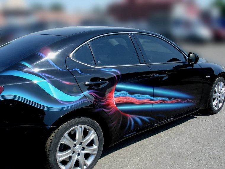 Винилография на красный капот автомобиля