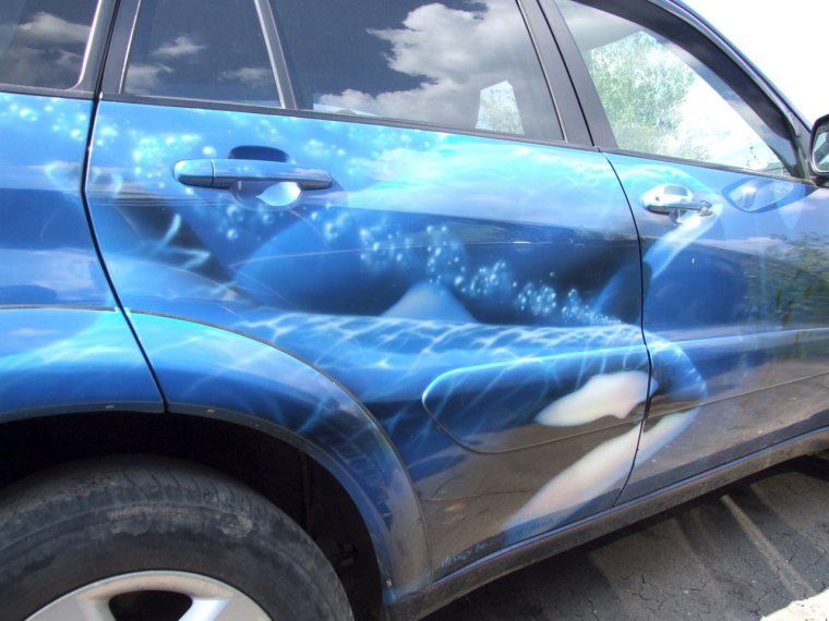 Аэрография на красной машине