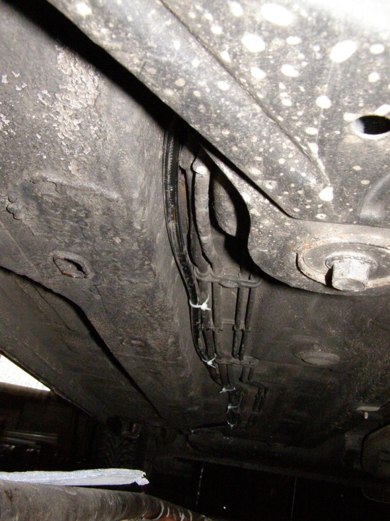 Держатель топливных трубок под днищем Шевроле Ланос