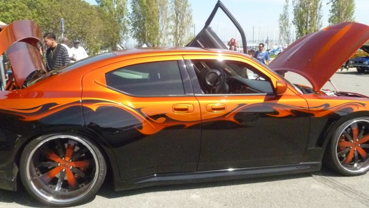 Двухцветная машина