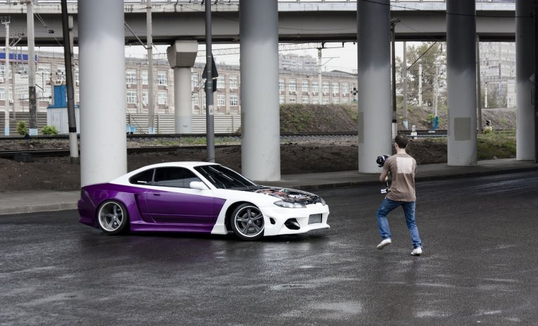 Бело фиолетовая машина