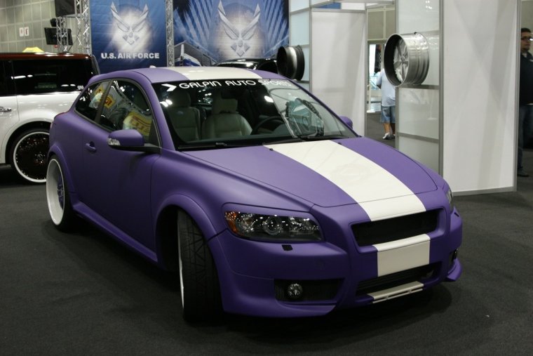 Бело фиолетовая машина