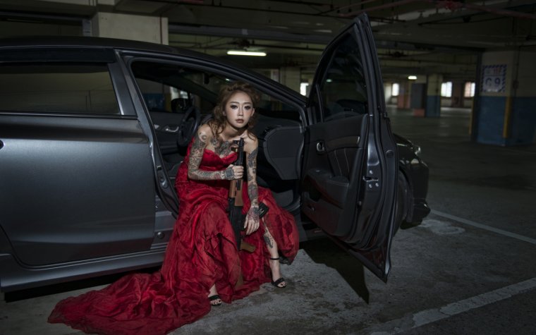 Женщина в платье с оружием