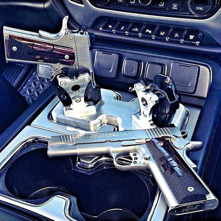 Пистолет в машине