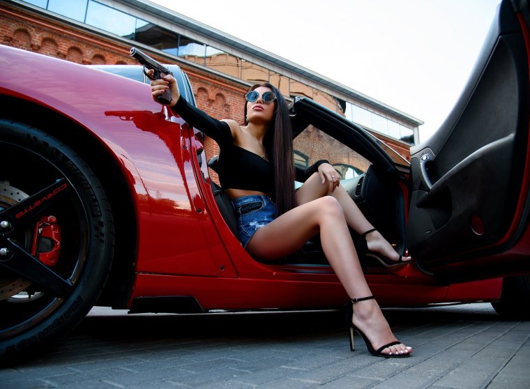 Женщины с крутыми авто