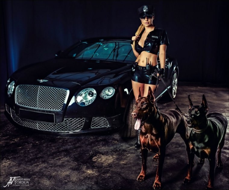 Девушка с доберманом