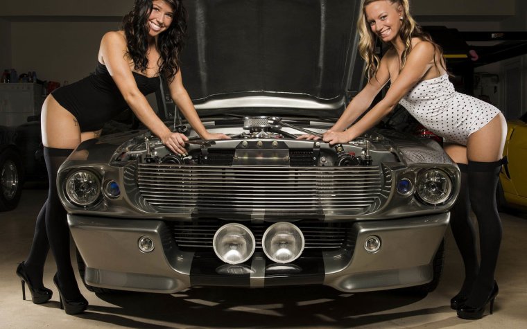 Девушка в машине