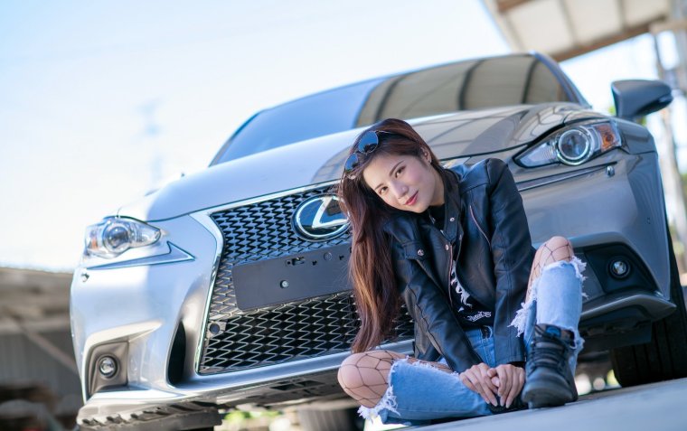 Девушка возле машины