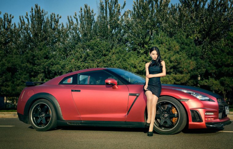 Nissan GTR r35 woman