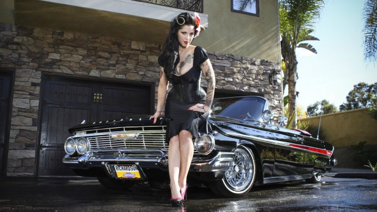 Chevrolet Impala 1967 с девушкой