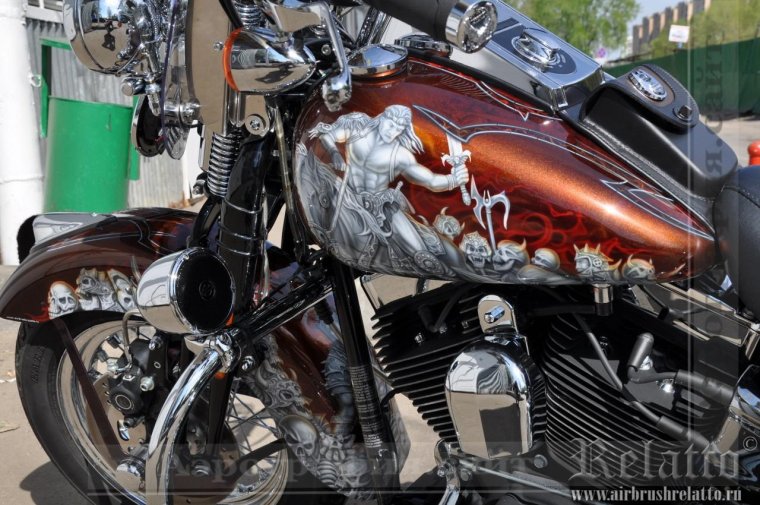 Мотоцикл Харлей Дэвидсон в дьявольской аэрографии