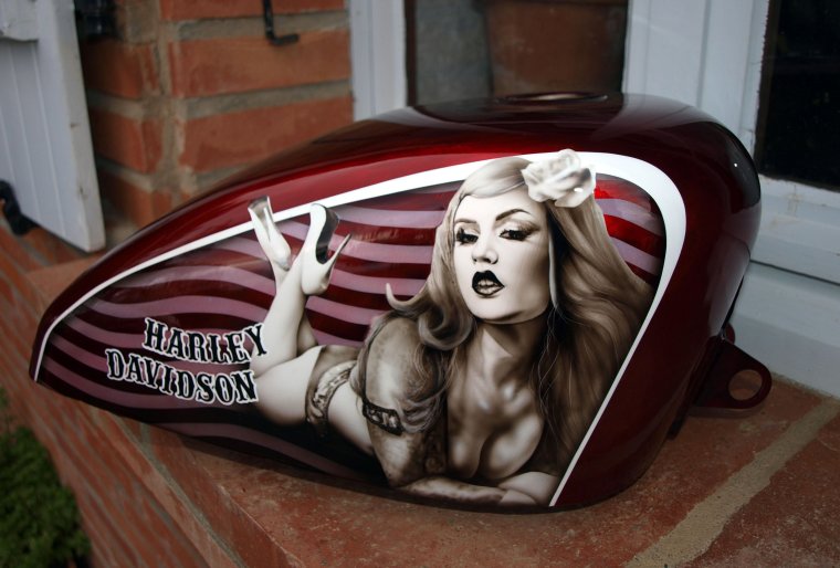 Аэрография на мотоциклах девушки