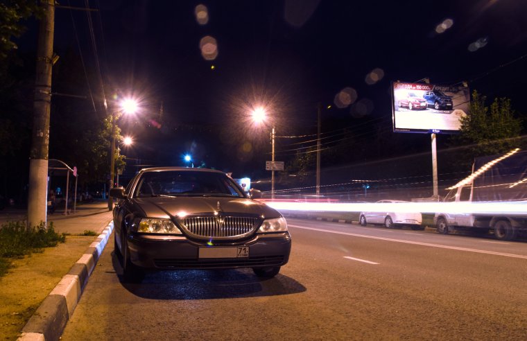 Машина едет по дороге ночью