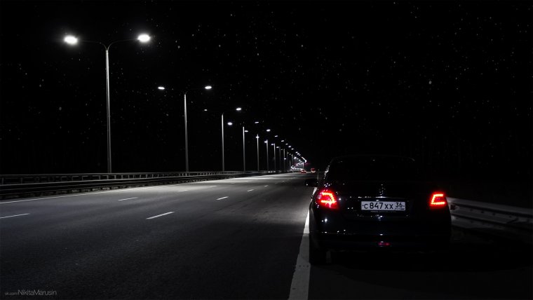 Машина ночью на дороге