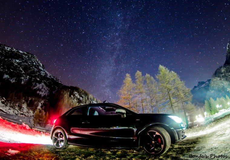 Машина с горящими фарами