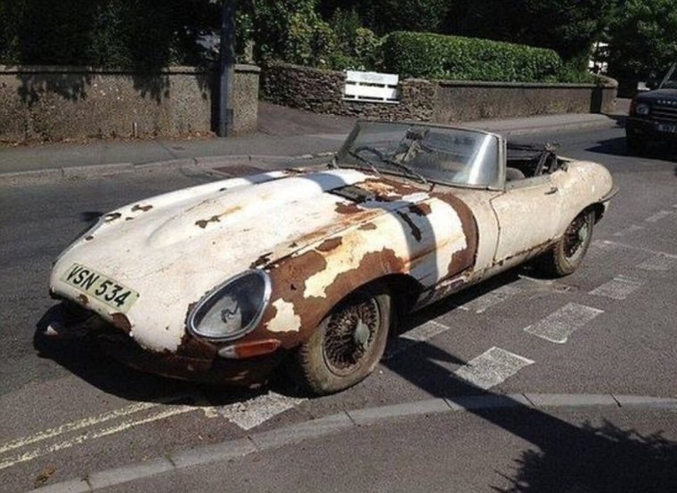 Старый Ягуар машина Ржавый