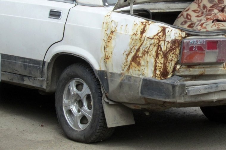 Авто с прогнившим кузовом на дорогах