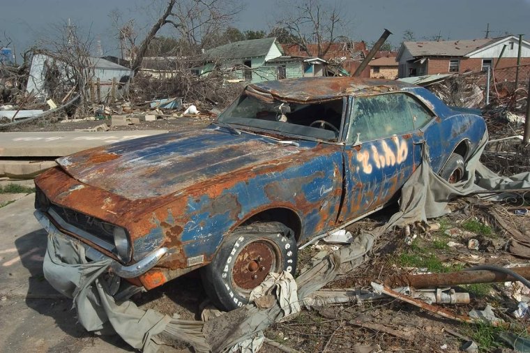 Старая сломанная машина