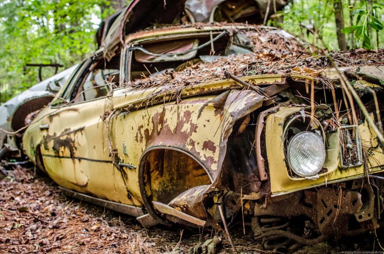 Старая разваленная машина