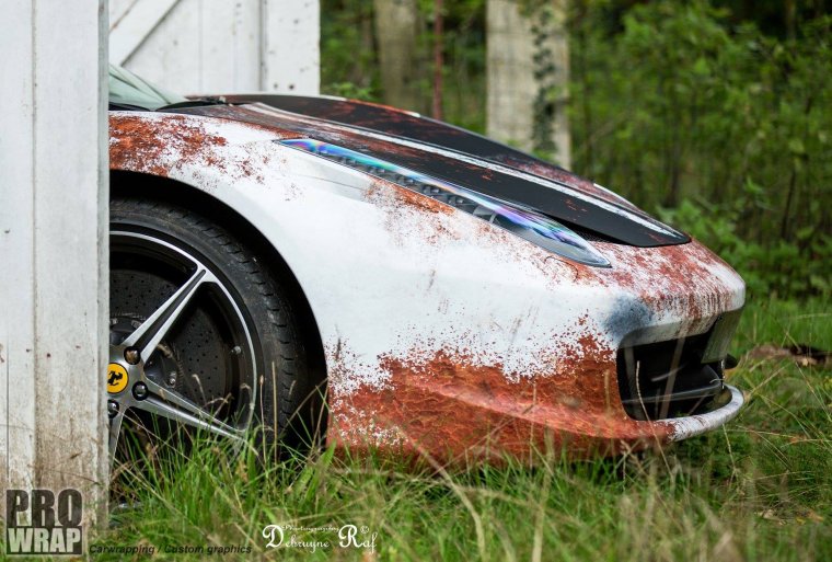 Ржавое крыло автомобиля